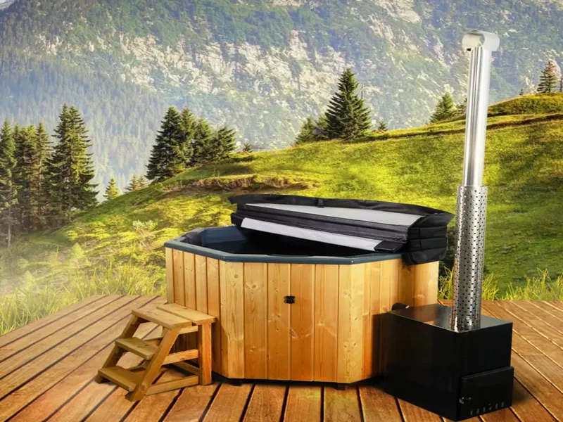 Achteckiger Fjordholz Hot Tub Ivar mit Fiberglas-Einsatz und Kopfstützen.
