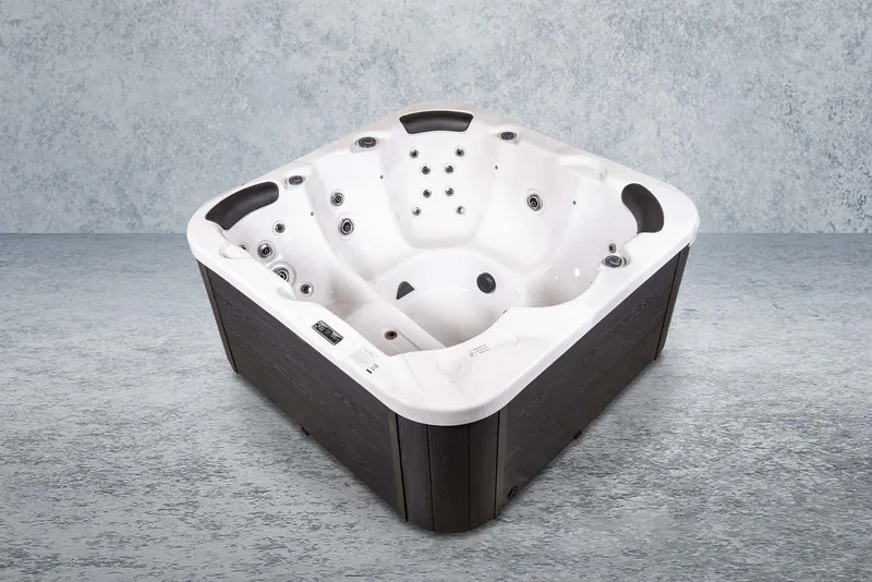 American Outdoor Whirlpool Milano 200 x 200 cm in Sterling Silver mit Holzverkleidung.