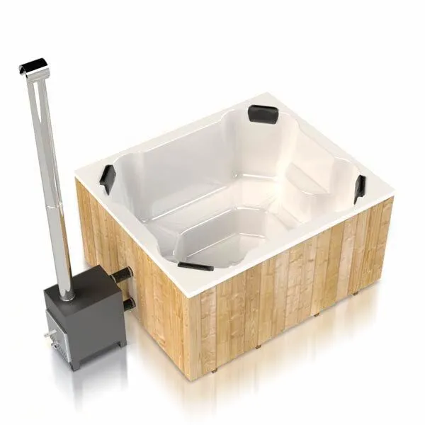 Eckiger Fjordholz Hot Tub Quattro Mads mit Fiberglas-Einsatz und Thermoholz-Verkleidung.