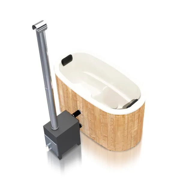 Ovaler Fjordholz Hot Tub Knut mit Fiberglas-Einsatz und Thermoholz-Verkleidung.