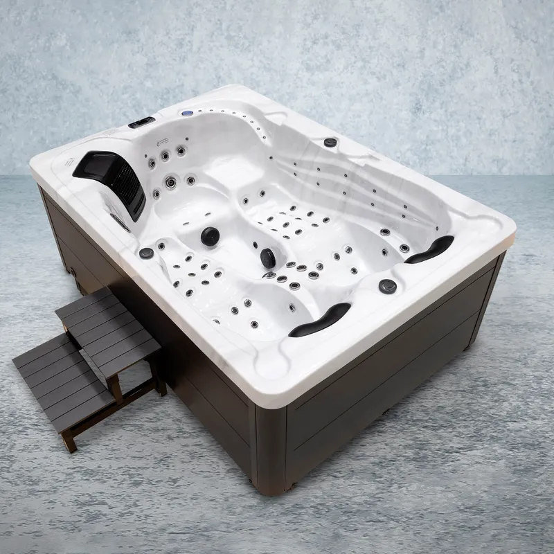 American Outdoor Whirlpool Modena 220 x 156 cm im rechteckigen Format.